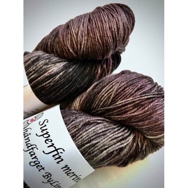 Hndfarget Superfin merino 100g Aske med dryss av lilla