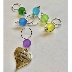 Hndlagte maskemarkrer med plastperler og anheng med tekst