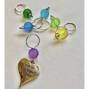 Hndlagte maskemarkrer med plastperler og anheng med tekst