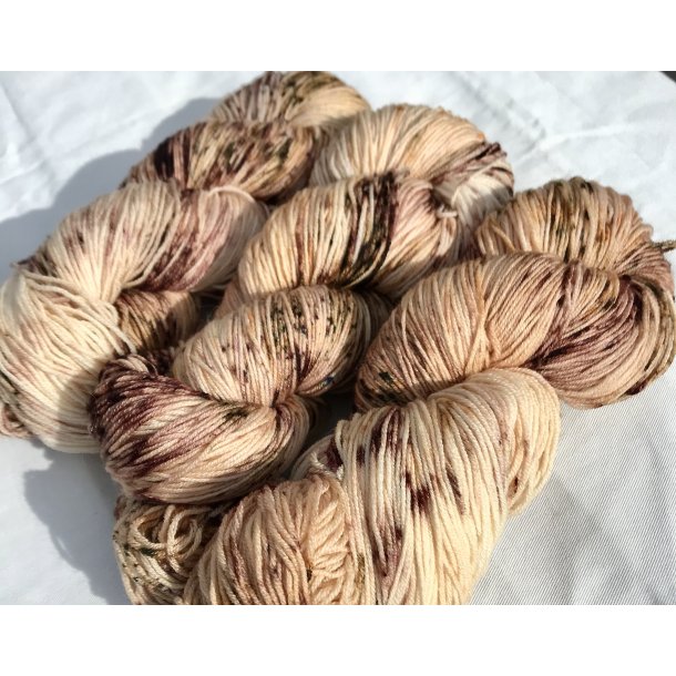 Hndfarget Superfin merino 100g Dryss av hasselntt