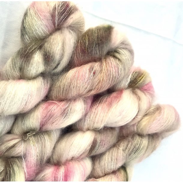 Hndfarget Superkid mohair og mulberrysilk 50 gram Dryss av sommer