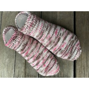 Sokker strikkes fra t og opp i DK garn