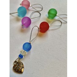 Hndlagte maskemarkrer med plastperler og anheng med tekst