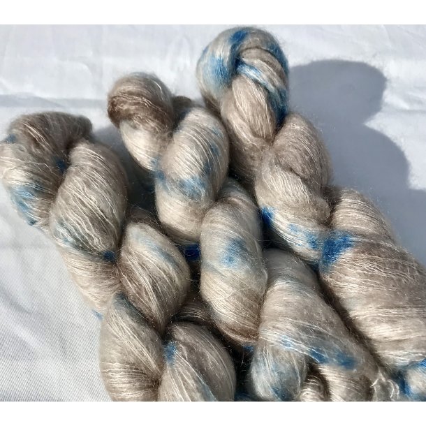 Hndfarget Superkid mohair og mulberrysilk 50 gram Sand med dryss av hav