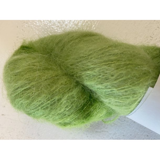 Hndfarget Brushed baby Suri Alpaca Silk 50g Surt eple