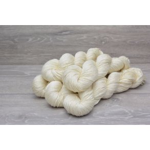 Superfin merino (75%) og mulberry silke (25%) DK