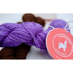 Lue med hullmnster og hjerteknapp i Lundegrd alpakka