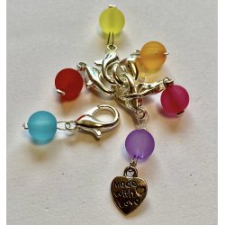 Hndlagte maskemarkrer med plastperler og anheng med tekst