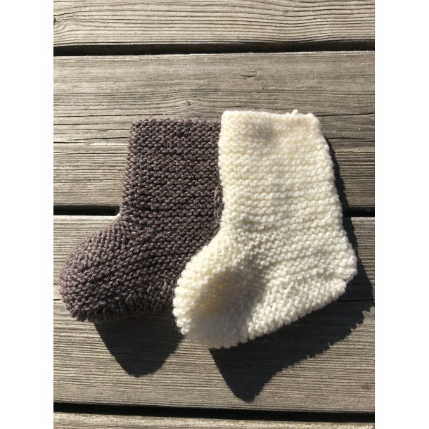 Bamsesett til baby lue og sokker